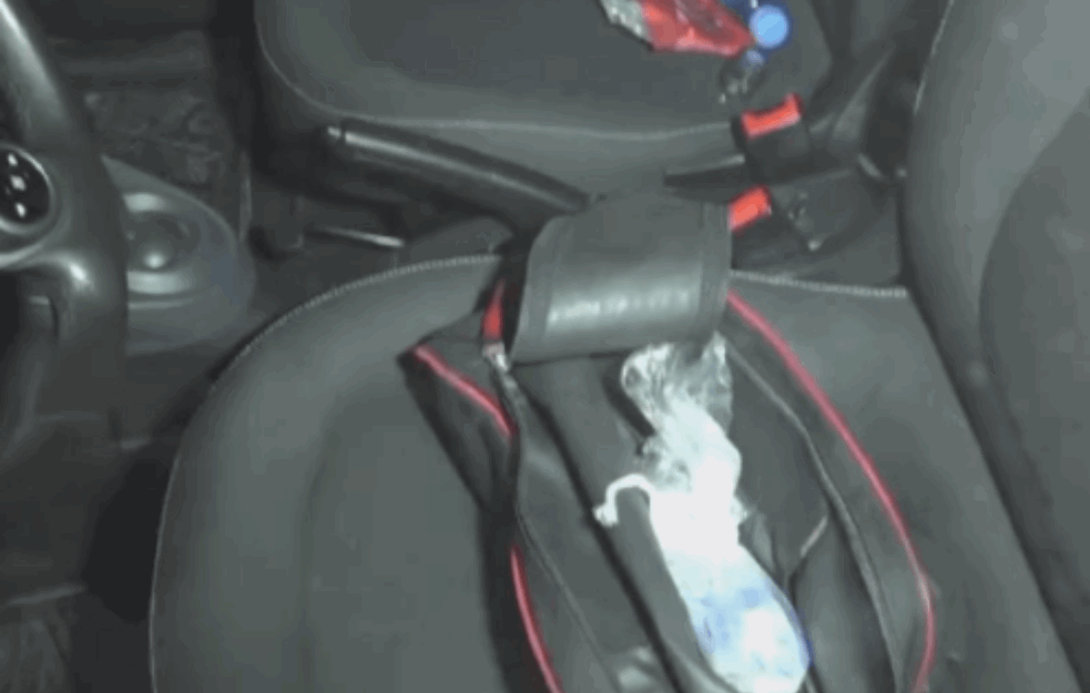 DROGA BILA U AUTOMOBILU: Na prelazu Tabanovce zaplenjeno 12 kilograma ekstazija, kokain i <span style='color:red;'><b>marihuana</b></span>